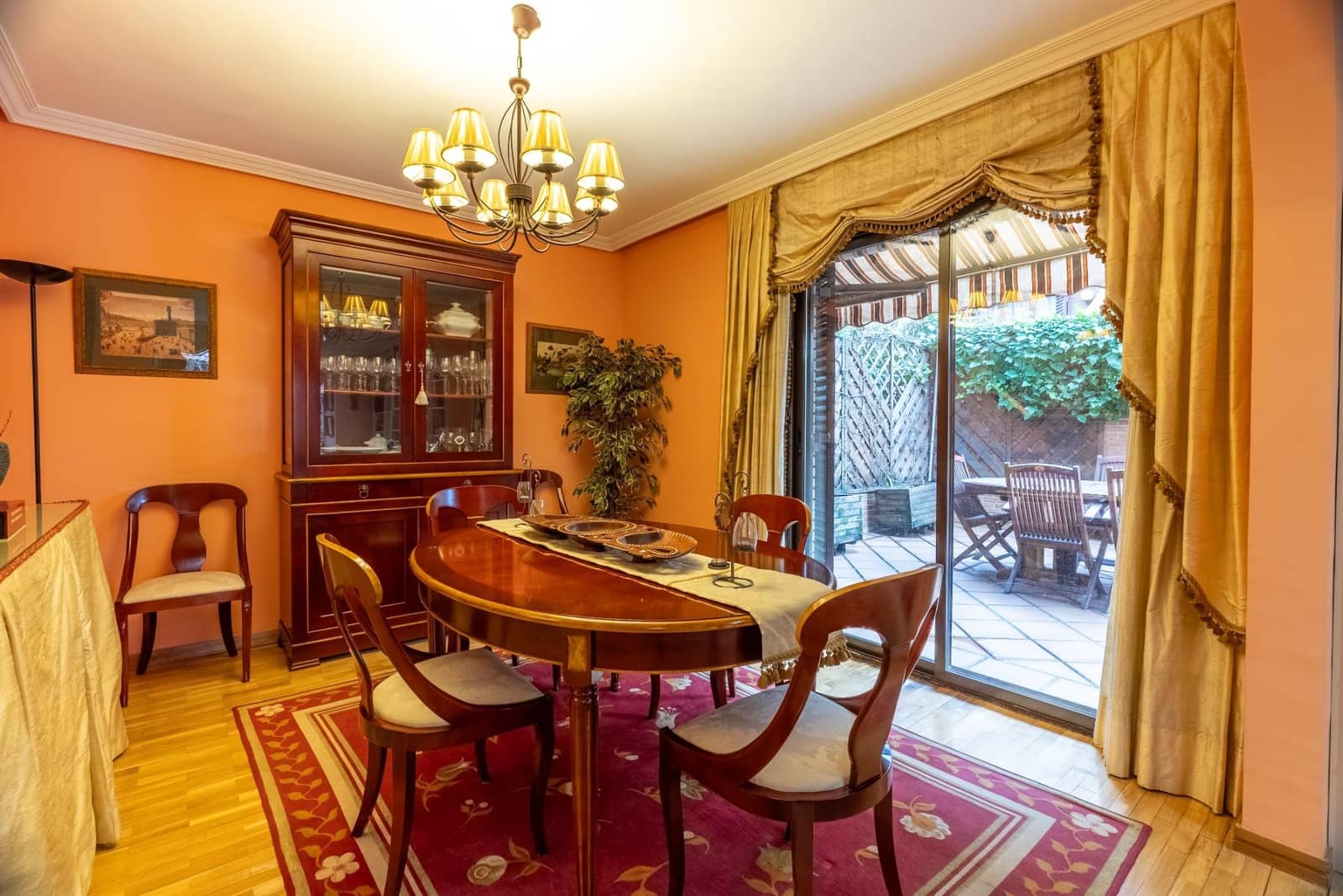 6 soverom Kjedet enebolig til salgs i Madrid by med svømmebasseng garasje - € 1 420 000 (Ref: 9568654)