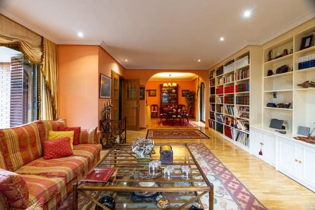 6 soverom Kjedet enebolig til salgs i Madrid by med svømmebasseng garasje - € 1 420 000 (Ref: 9568654)