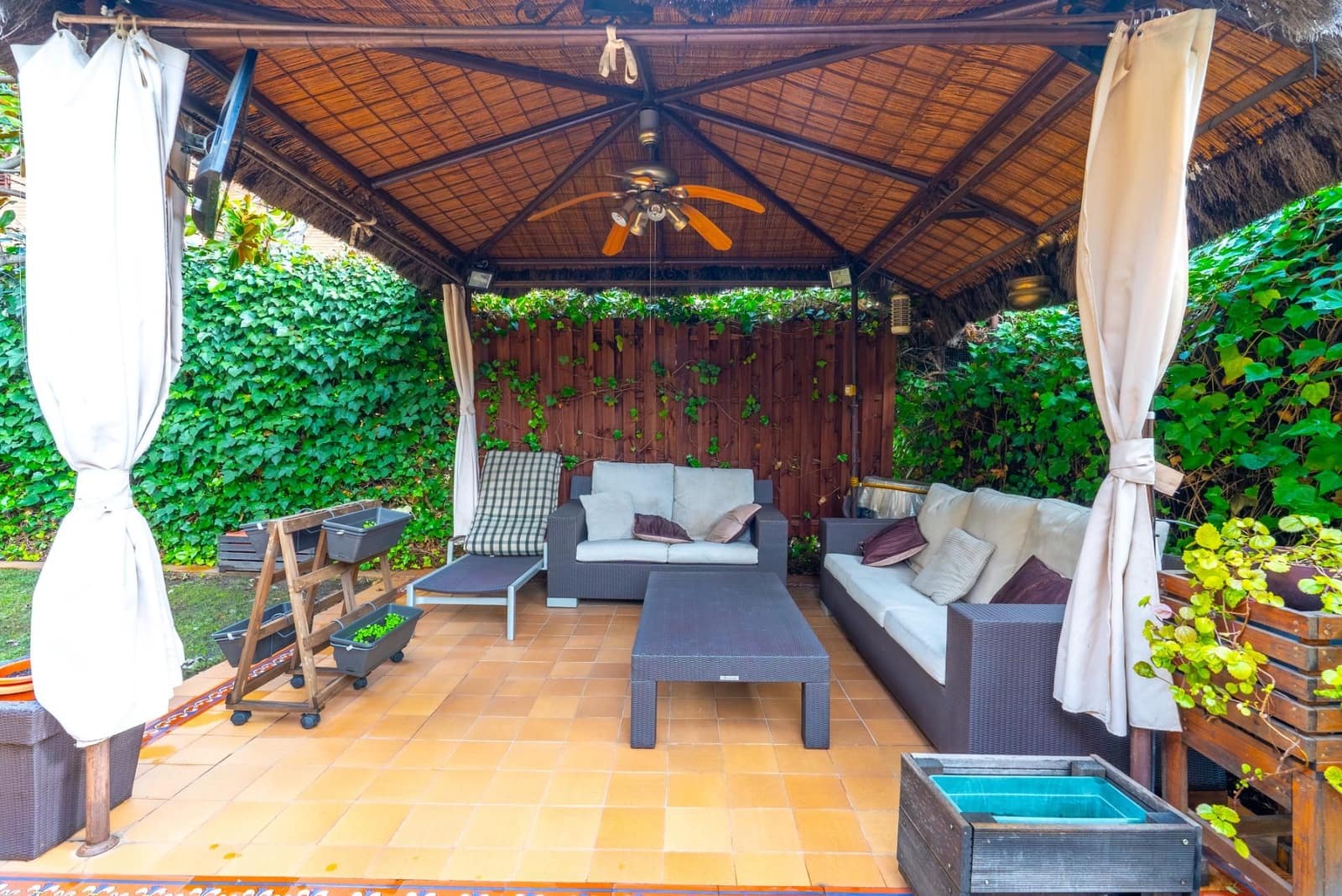 6 soverom Kjedet enebolig til salgs i Madrid by med svømmebasseng garasje - € 1 420 000 (Ref: 9568654)