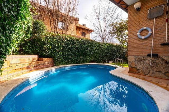 6 soverom Kjedet enebolig til salgs i Madrid by med svømmebasseng garasje - € 1 420 000 (Ref: 9568654)