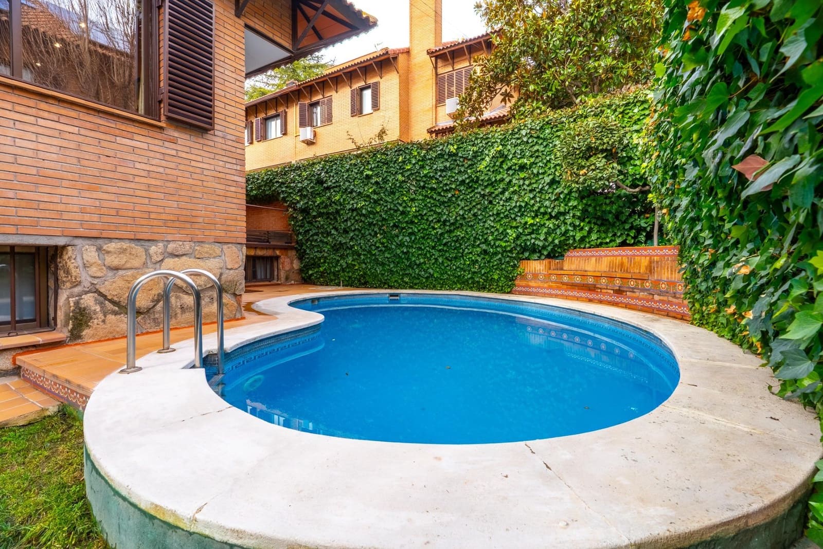 6 soverom Kjedet enebolig til salgs i Madrid by med svømmebasseng garasje - € 1 420 000 (Ref: 9568654)