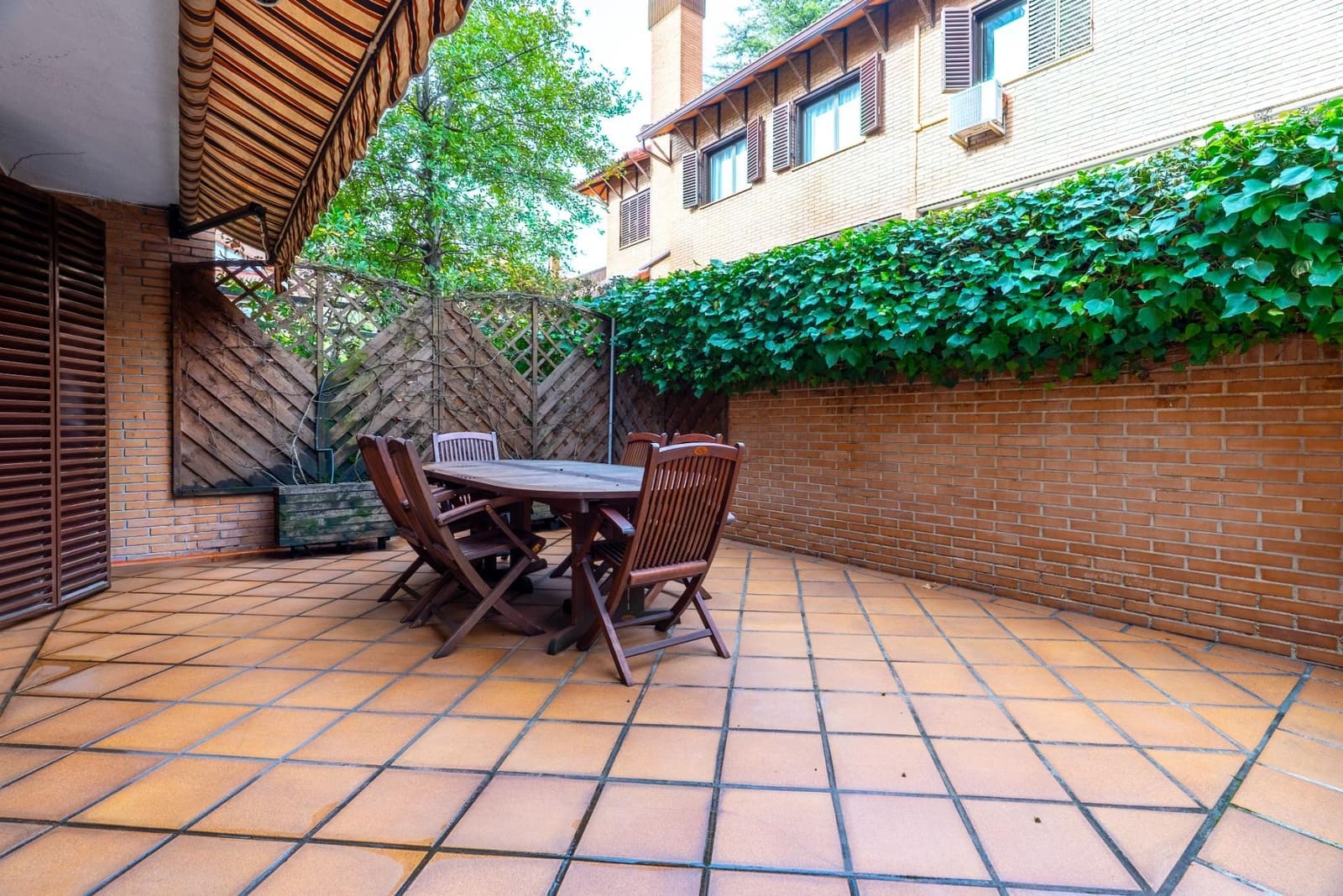 6 soverom Kjedet enebolig til salgs i Madrid by med svømmebasseng garasje - € 1 420 000 (Ref: 9568654)