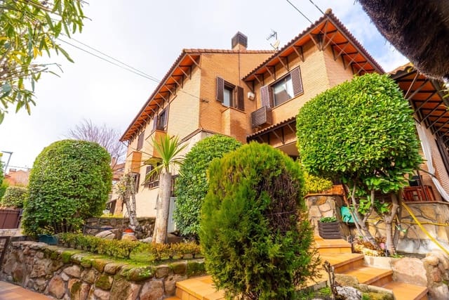 6 soverom Kjedet enebolig til salgs i Madrid by med svømmebasseng garasje - € 1 420 000 (Ref: 9568654)