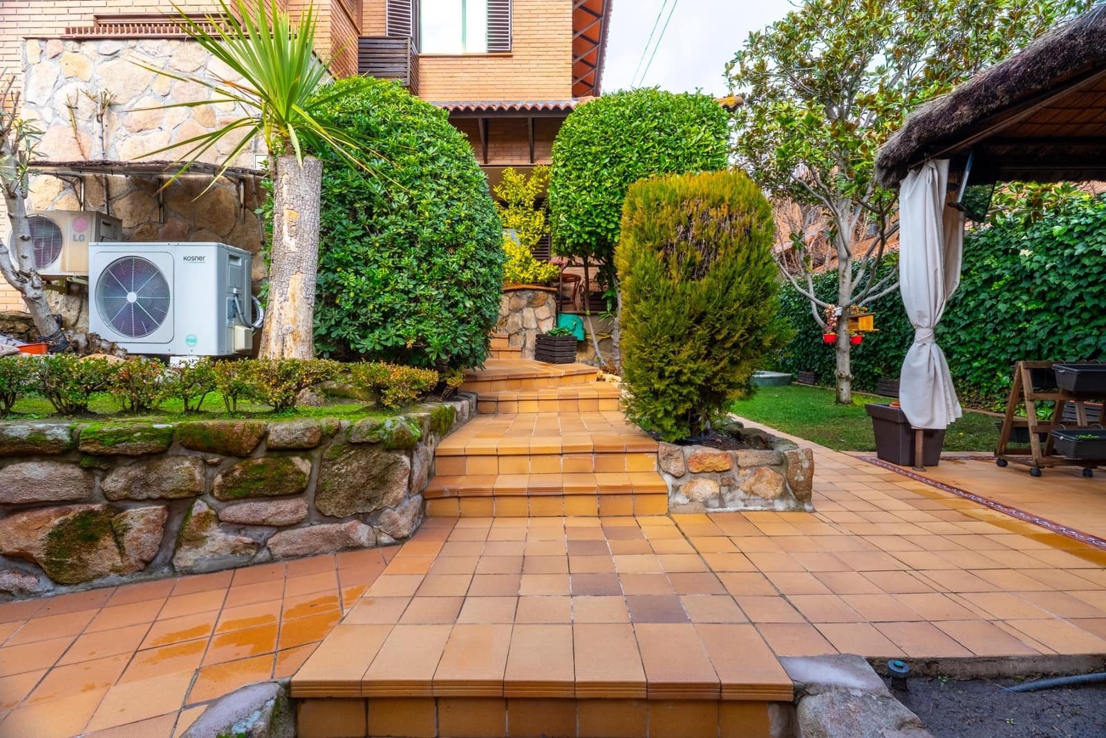 6 soverom Kjedet enebolig til salgs i Madrid by med svømmebasseng garasje - € 1 420 000 (Ref: 9568654)