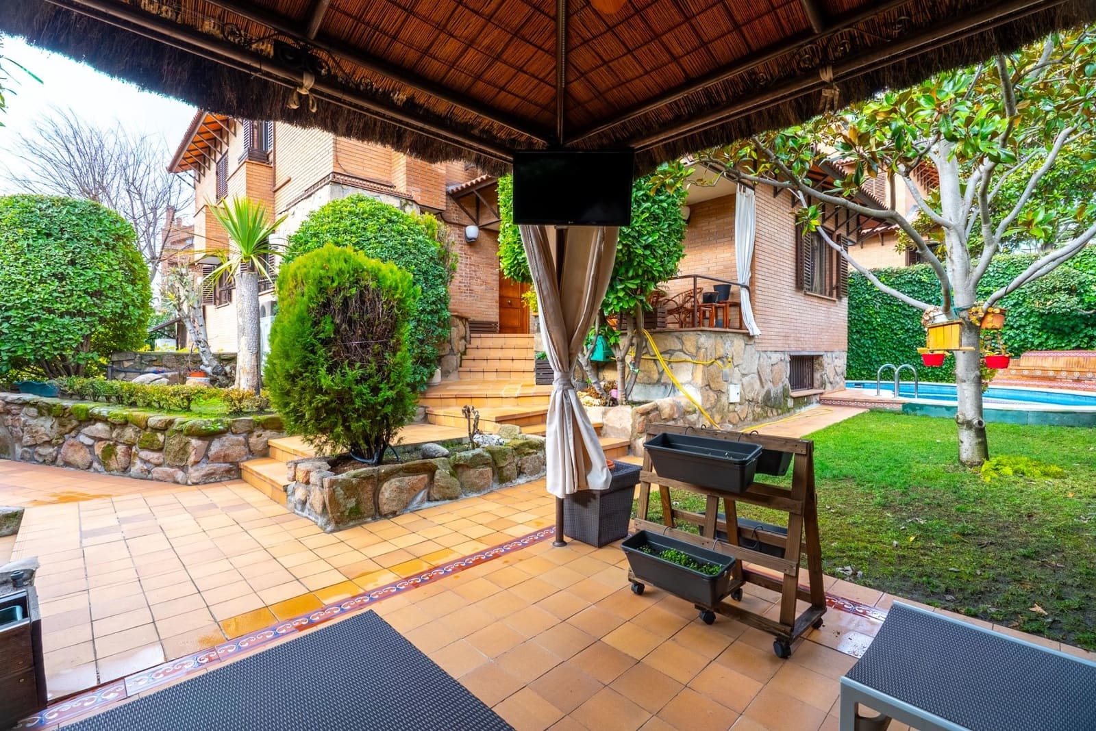 6 soverom Kjedet enebolig til salgs i Madrid by med svømmebasseng garasje - € 1 420 000 (Ref: 9568654)