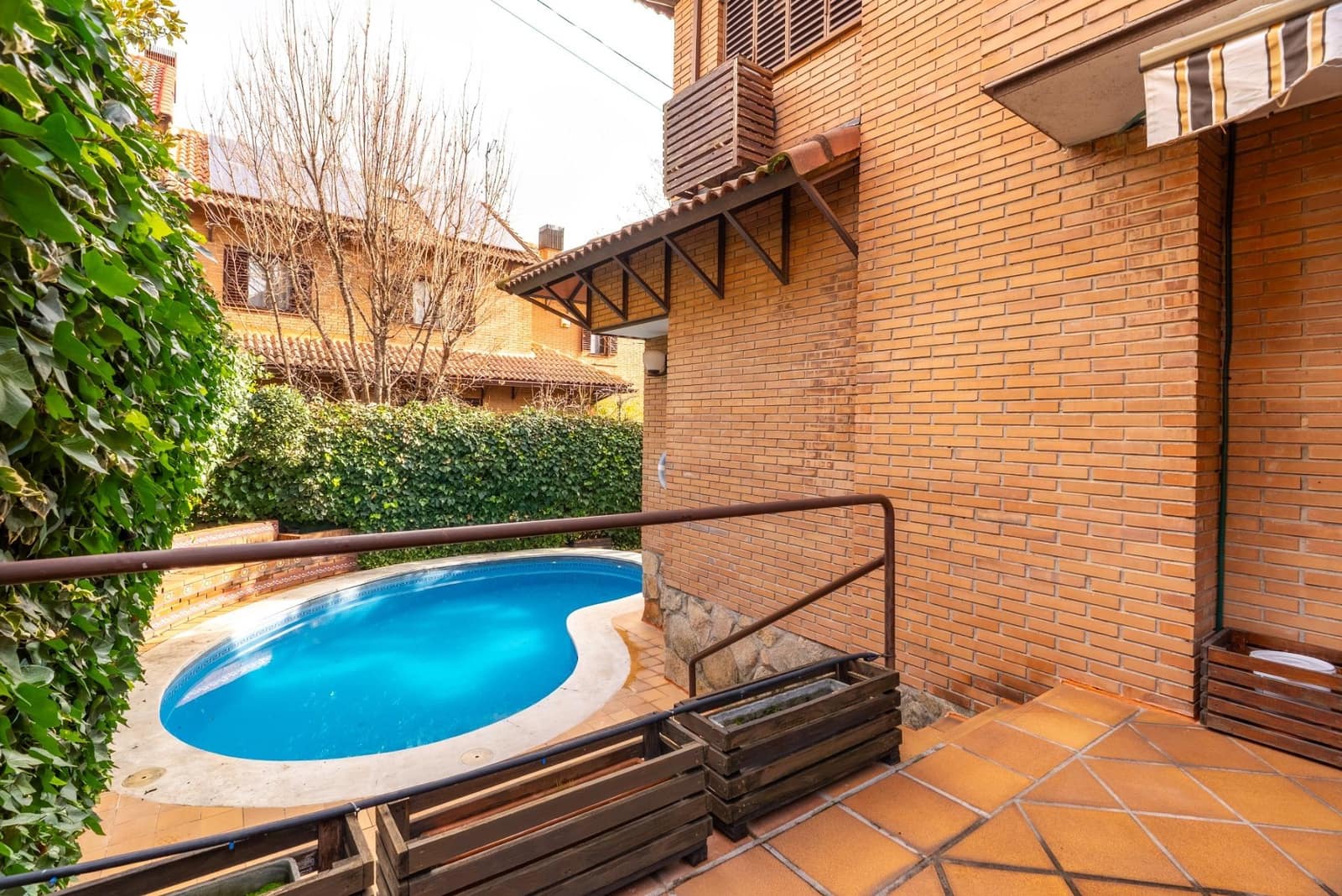 6 soverom Kjedet enebolig til salgs i Madrid by med svømmebasseng garasje - € 1 420 000 (Ref: 9568654)