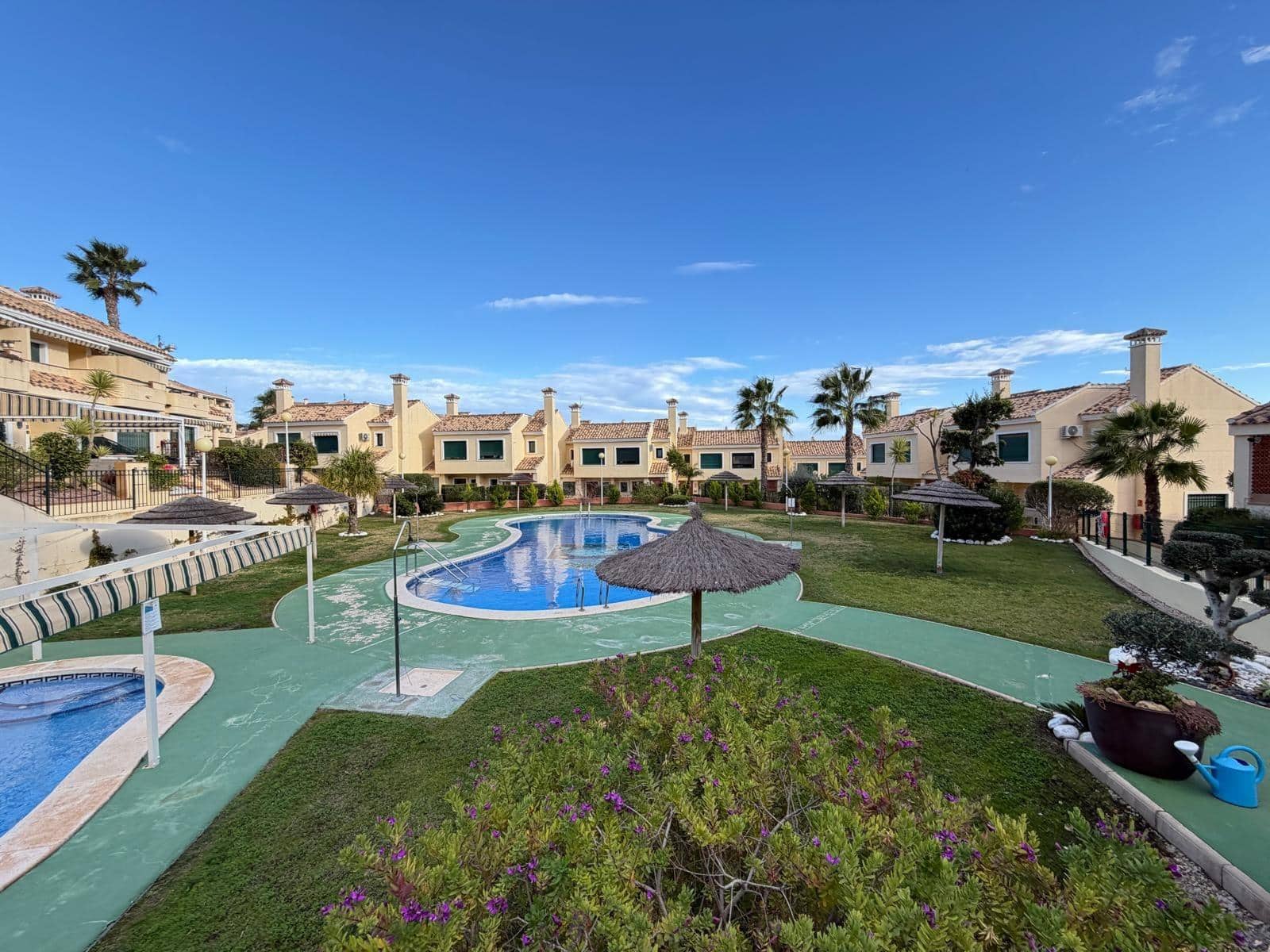 2 soverom Rekkehus til salgs i Orihuela Costa med svømmebasseng - € 249 900 (Ref: 9574629)