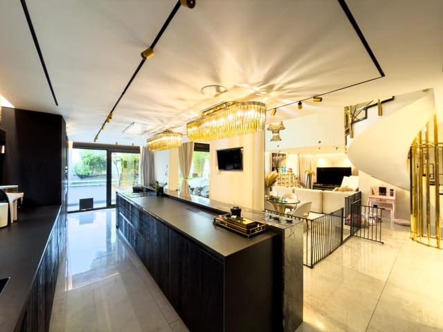 5 makuuhuone Huvila myytävänä paikassa Pozuelo de Alarcón mukana uima-altaan 
autotalli - 3 000 000 € (Ref: 9582943)