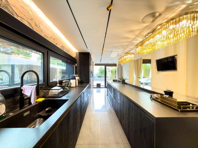 5 makuuhuone Huvila myytävänä paikassa Pozuelo de Alarcón mukana uima-altaan 
autotalli - 3 000 000 € (Ref: 9582943)