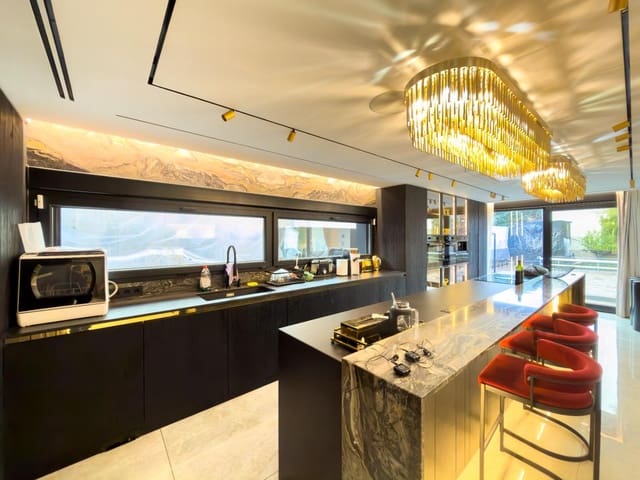 5 makuuhuone Huvila myytävänä paikassa Pozuelo de Alarcón mukana uima-altaan 
autotalli - 3 000 000 € (Ref: 9582943)