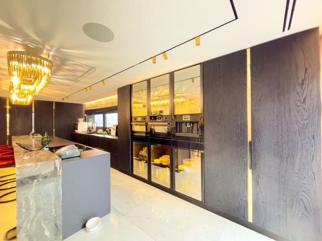 5 makuuhuone Huvila myytävänä paikassa Pozuelo de Alarcón mukana uima-altaan 
autotalli - 3 000 000 € (Ref: 9582943)