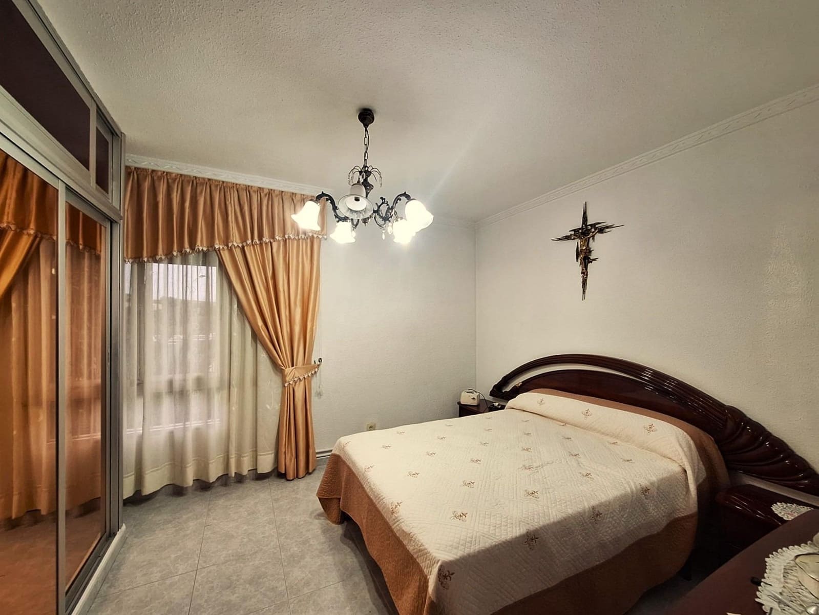 4 Zimmer Wohnung zu verkaufen in Alicante / Alacant Stadt mit Garage - 132.000 € (Ref: 9596131)