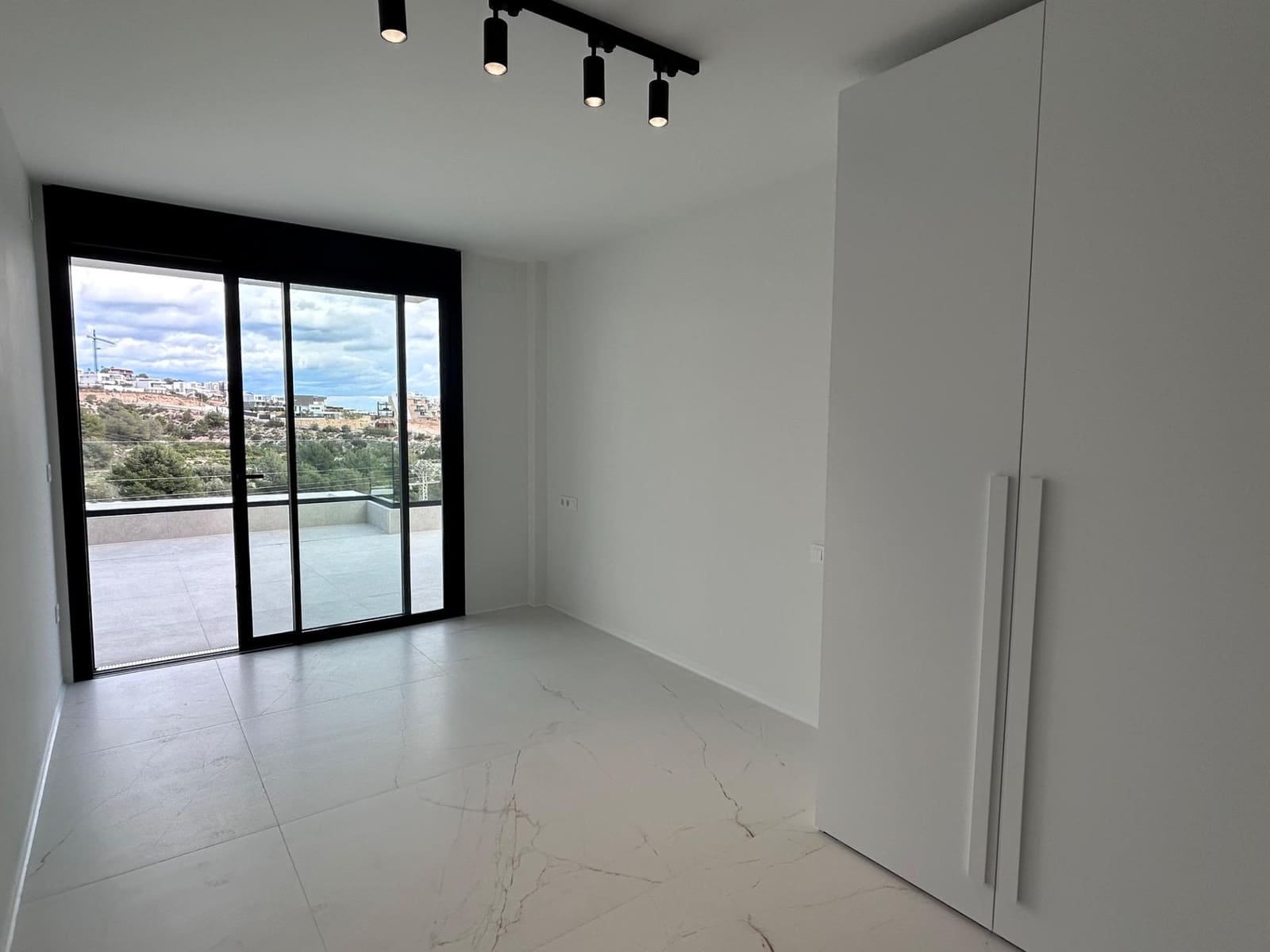 2 bedroom Apartment for sale in Finestrat with pool - € 500,000 (Ref: 9604970)
