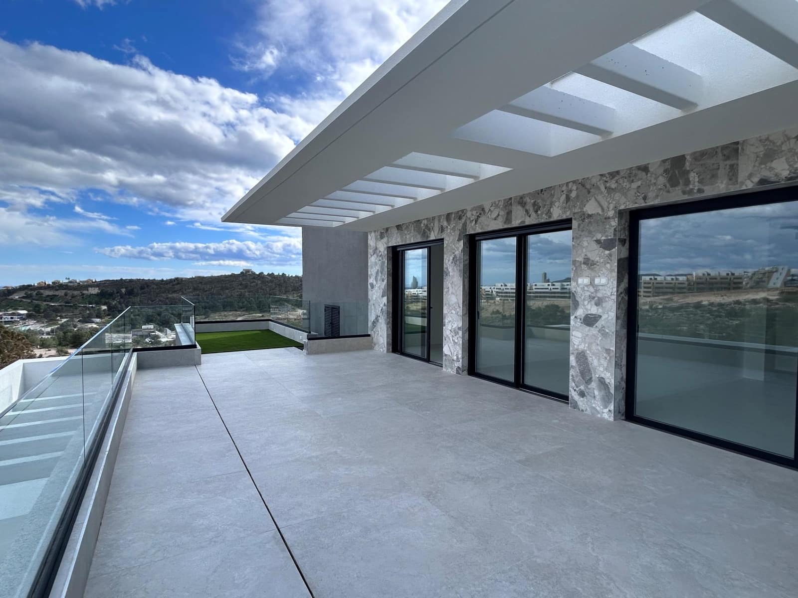 2 bedroom Apartment for sale in Finestrat with pool - € 500,000 (Ref: 9604970)