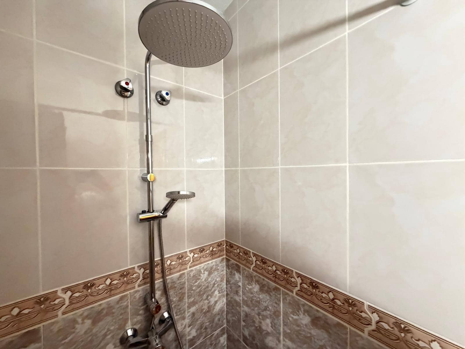 2 makuuhuone Rivitalo myytävänä paikassa Filipinas mukana uima-altaan 
autotalli - 225 000 € (Ref: 9608065)