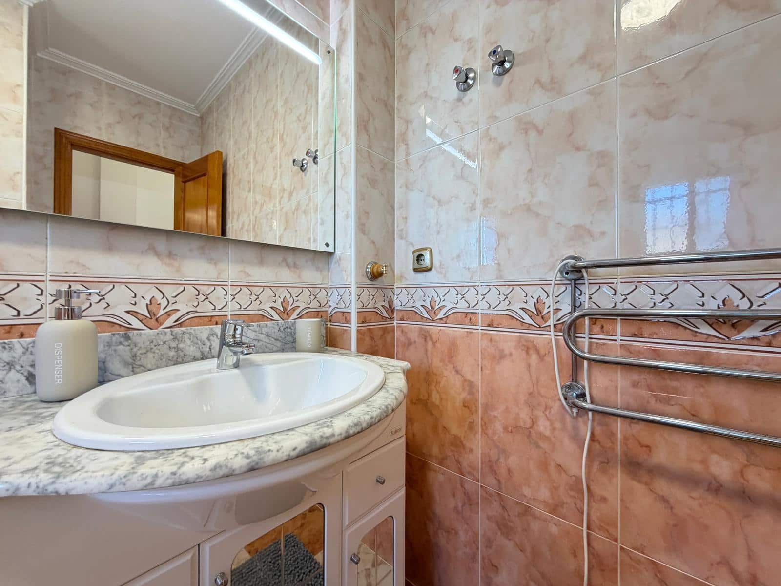 2 makuuhuone Rivitalo myytävänä paikassa Filipinas mukana uima-altaan 
autotalli - 225 000 € (Ref: 9608065)