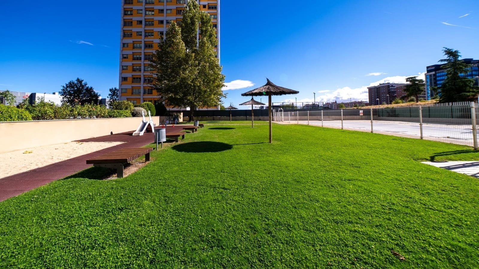 Studio til salgs i Madrid by med svømmebasseng garasje - € 385 000 (Ref: 9615457)