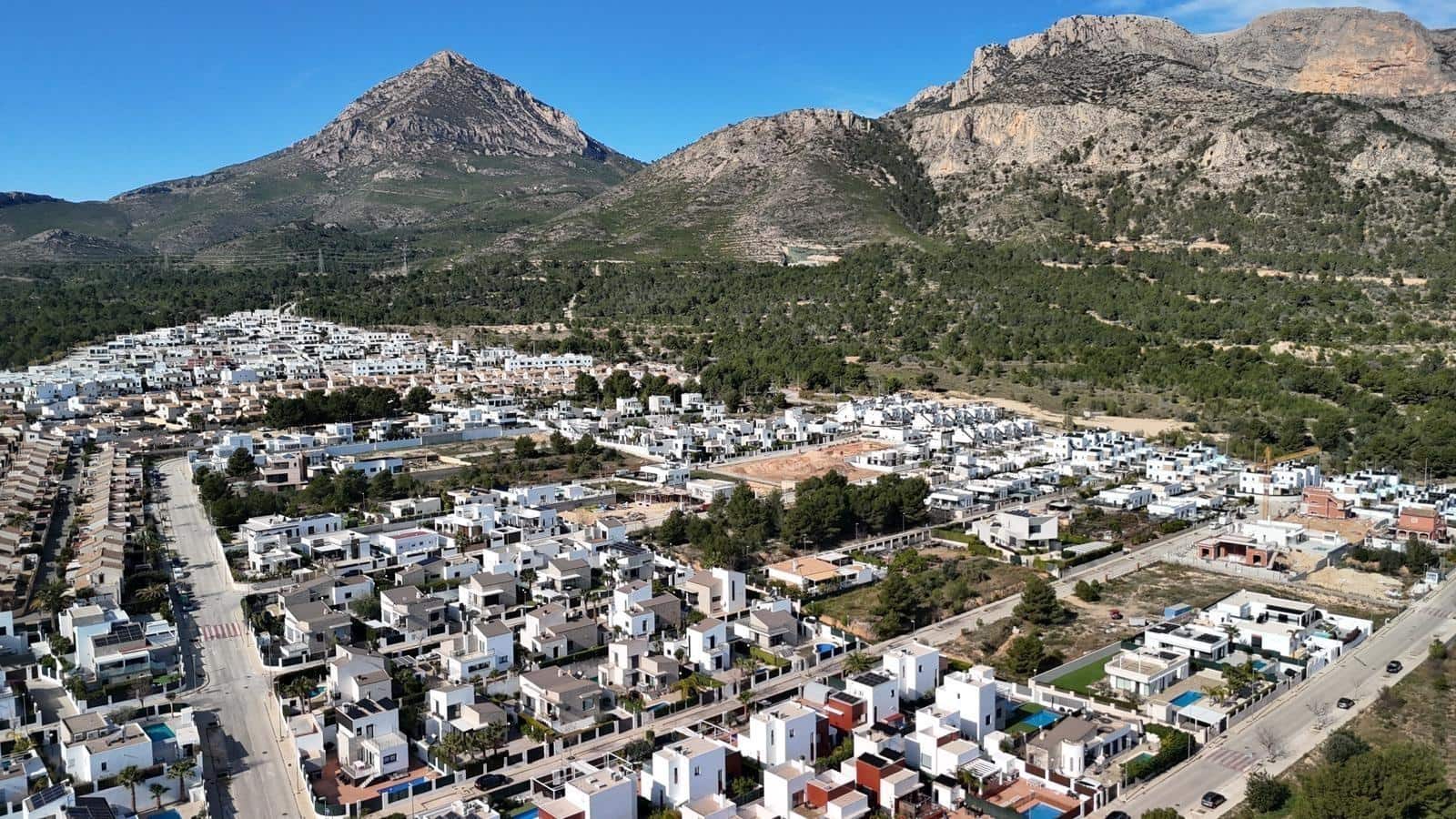 3 bedroom Villa for sale in Polop with pool - € 540,000 (Ref: 9619229)