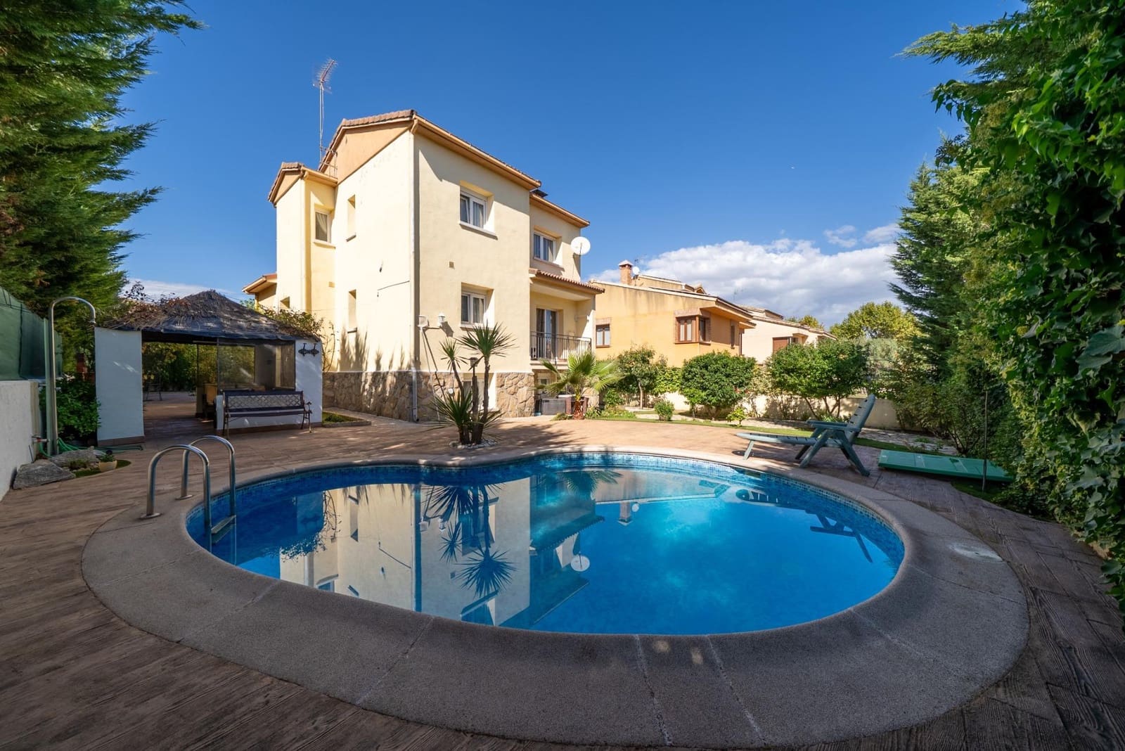 Chalet de 6 habitaciones en San Martín de Valdeiglesias en venta con piscina - 422.000 € (Ref: 9625559)