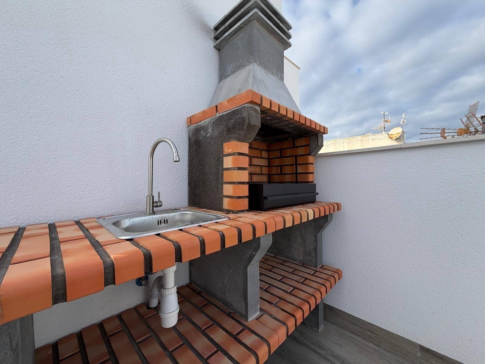 2 soverom Leilighet til salgs i Torrevieja med svømmebasseng garasje - € 339 000 (Ref: 9627492)