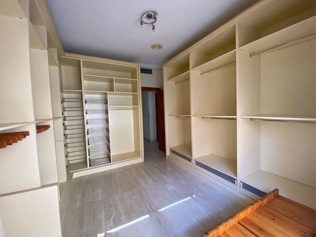 4 bedroom Apartment for sale in Centro - Muelle Pesquero, Torrevieja - € 370,000 (Ref: 9651994)