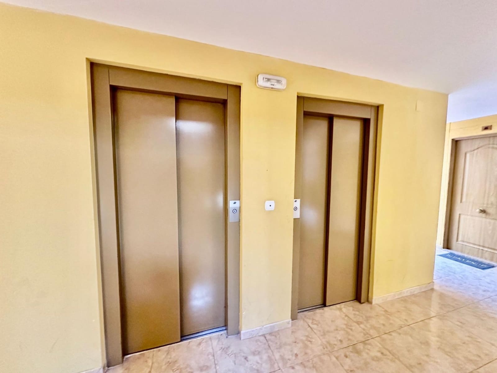 Apartamento de 2 habitaciones en Torrevieja en venta con piscina - 189.000 € (Ref: 9656103)