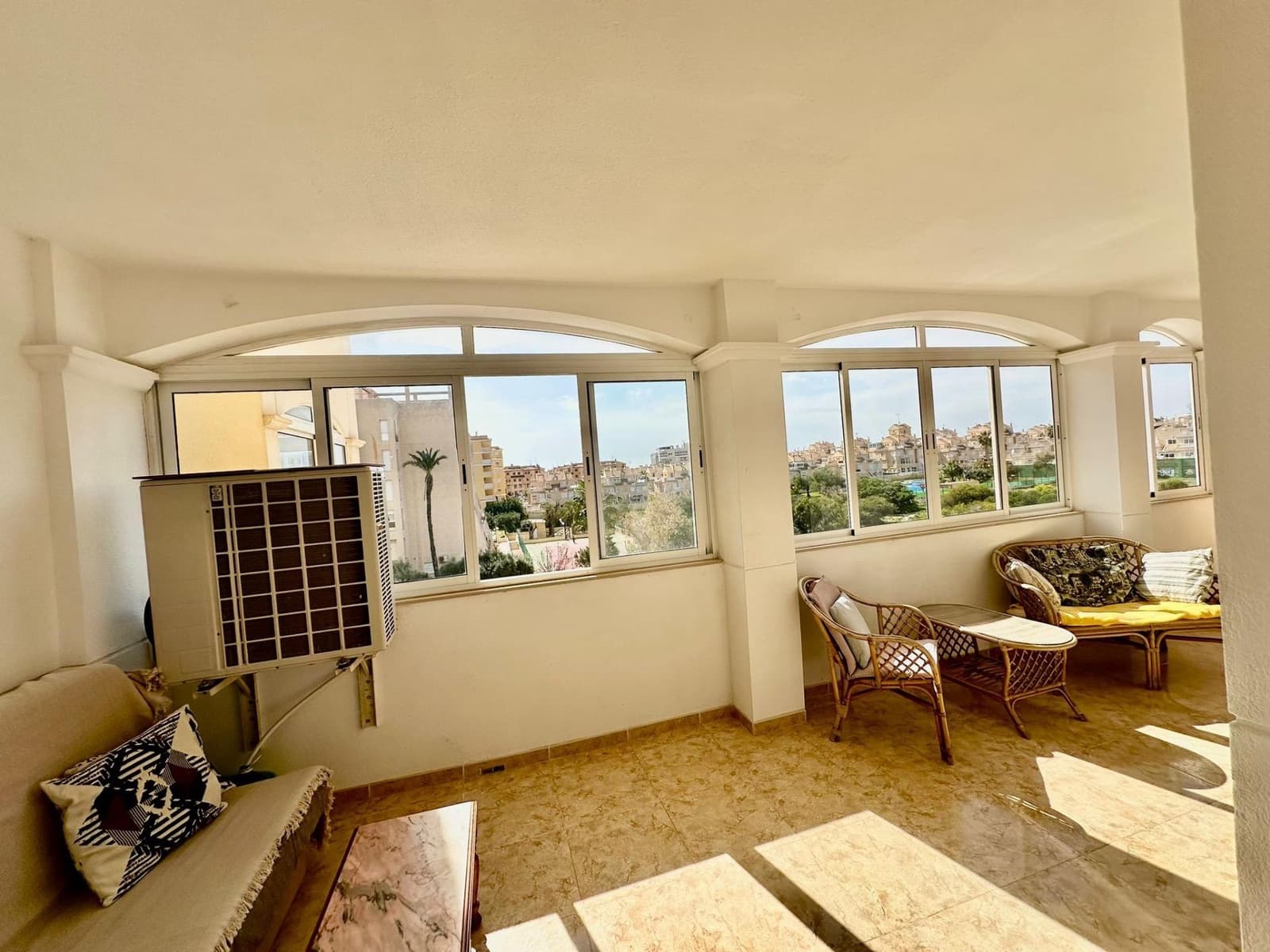 Apartamento de 2 habitaciones en Torrevieja en venta con piscina - 189.000 € (Ref: 9656103)