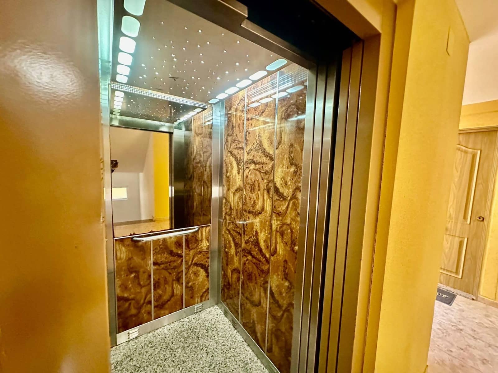 Apartamento de 2 habitaciones en Torrevieja en venta con piscina - 189.000 € (Ref: 9656103)