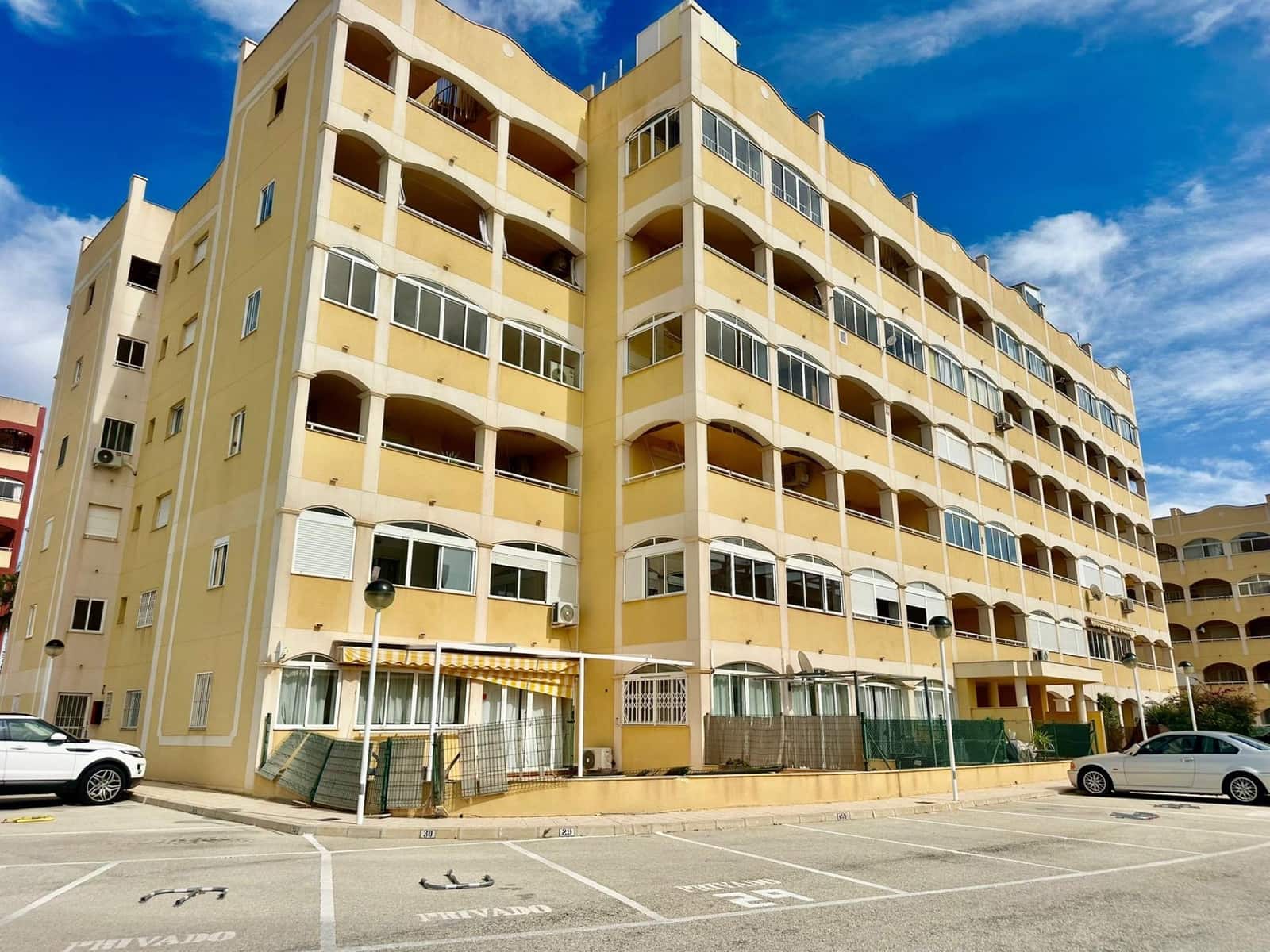 Apartamento de 2 habitaciones en Torrevieja en venta con piscina - 189.000 € (Ref: 9656103)