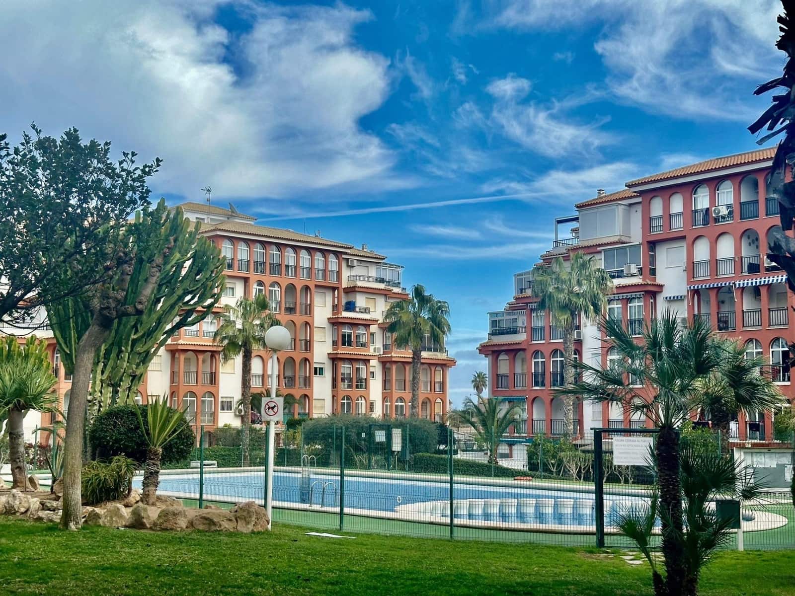 Apartamento de 2 habitaciones en Torrevieja en venta con piscina - 189.000 € (Ref: 9656103)