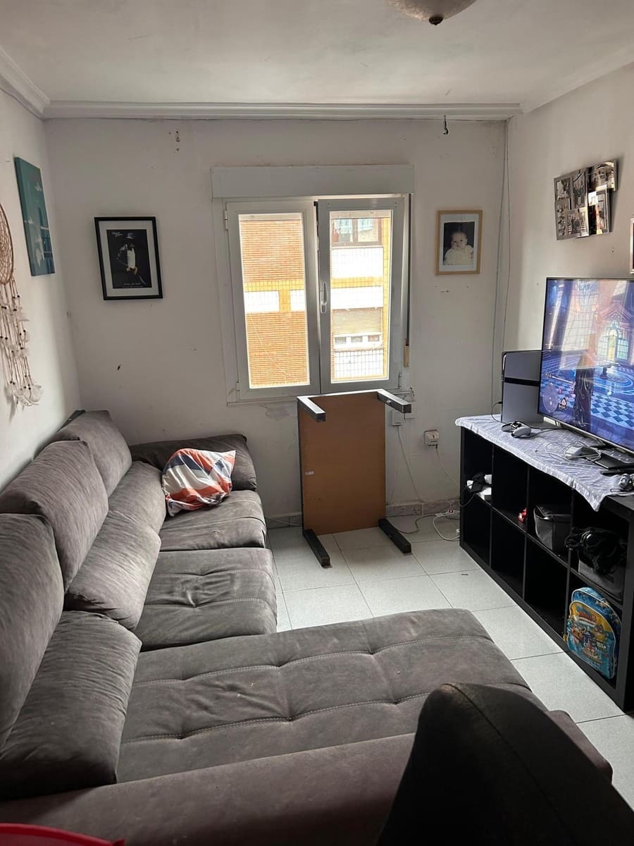 Piso de 4 habitaciones en Gijón en venta - 110.000 € (Ref: 9701628)