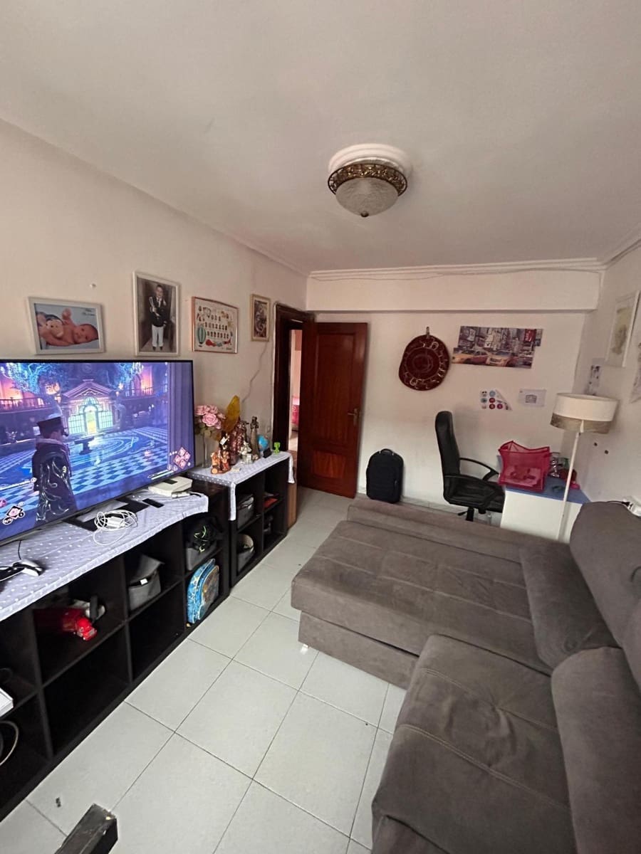 Piso de 4 habitaciones en Gijón en venta - 110.000 € (Ref: 9701628)