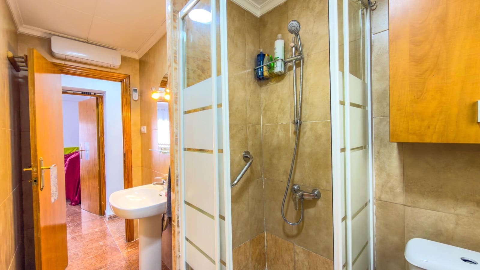 3 bedroom Penthouse for sale in Alicante / Alacant city - € 120,000 (Ref: 9711968)