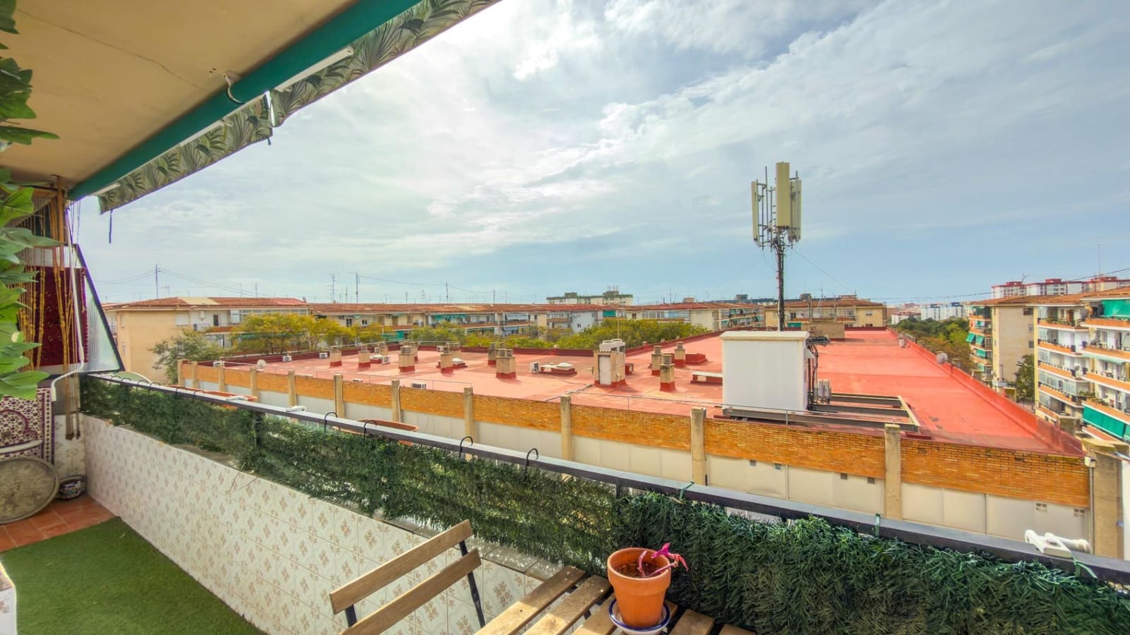 3 bedroom Penthouse for sale in Alicante / Alacant city - € 120,000 (Ref: 9711968)
