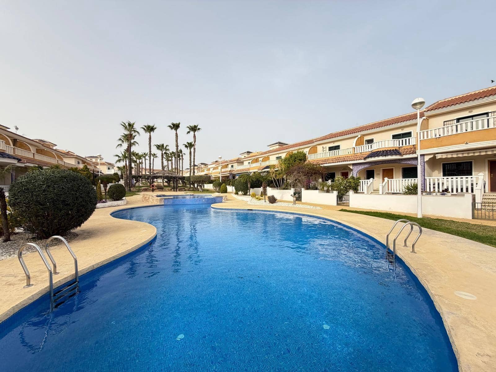 2 soveværelse Bungalow til salg i Dona Pepa med swimmingpool - € 159.900 (Ref: 9711973)