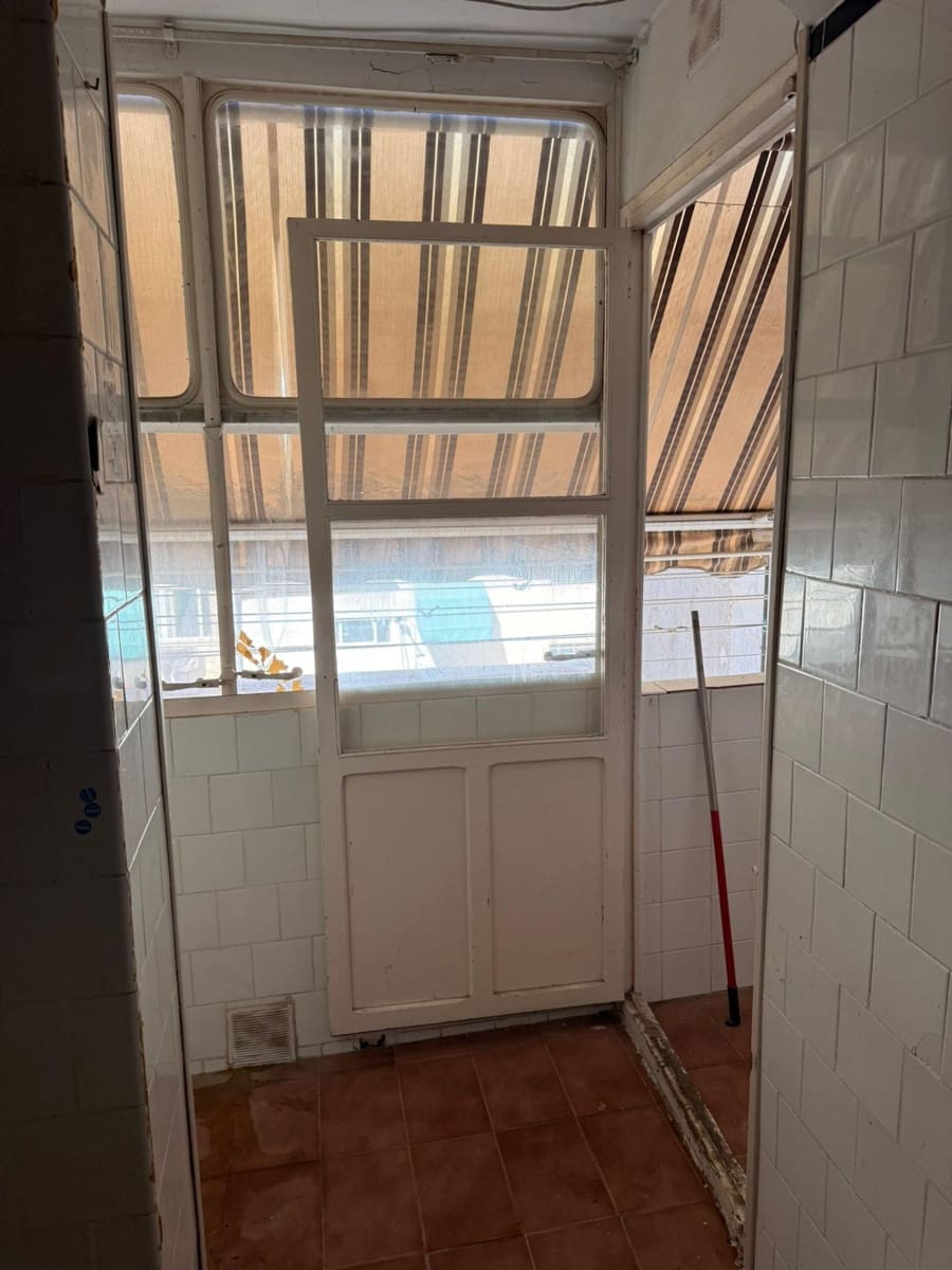 3 bedroom Flat for sale in Alicante / Alacant city - € 150,000 (Ref: 9758966)