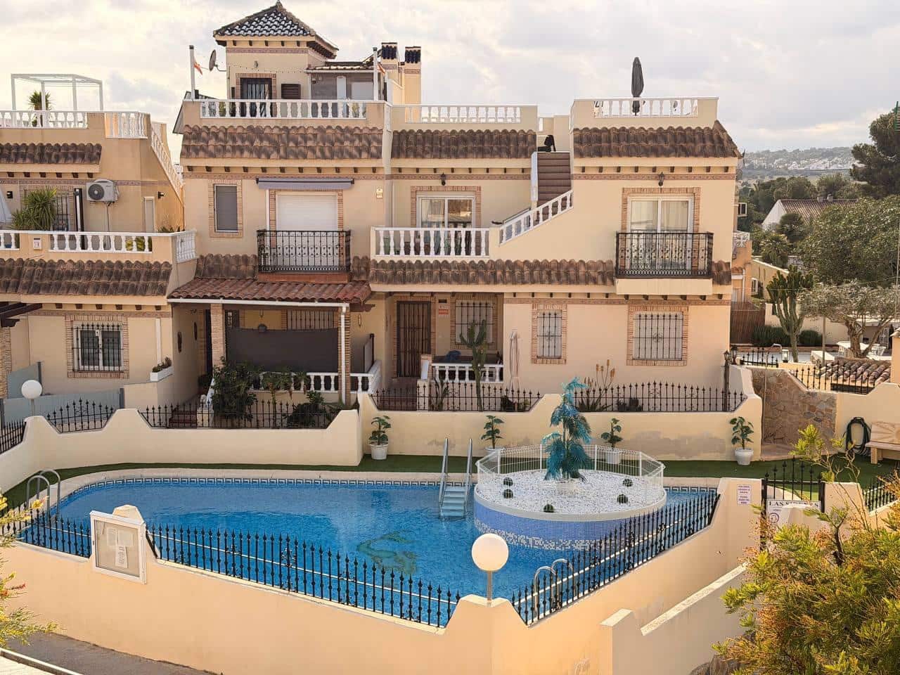 3 bedroom Terraced Villa for sale in Orihuela Costa with pool - € 229,000 (Ref: 9765132)