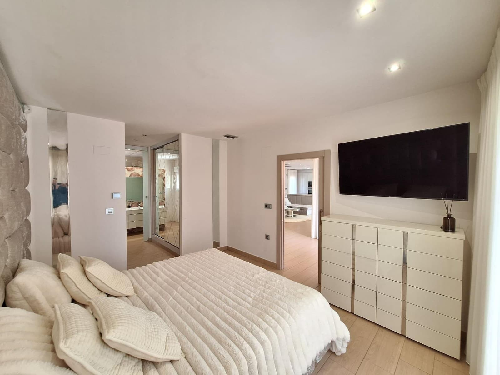 4 soverom Villa til salgs i Torrevieja med svømmebasseng garasje - € 1 050 000 (Ref: 9780558)