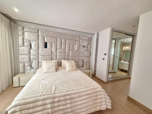 4 soverom Villa til salgs i Torreblanca, Torrevieja med svømmebasseng garasje - € 1 050 000 (Ref: 9780558)