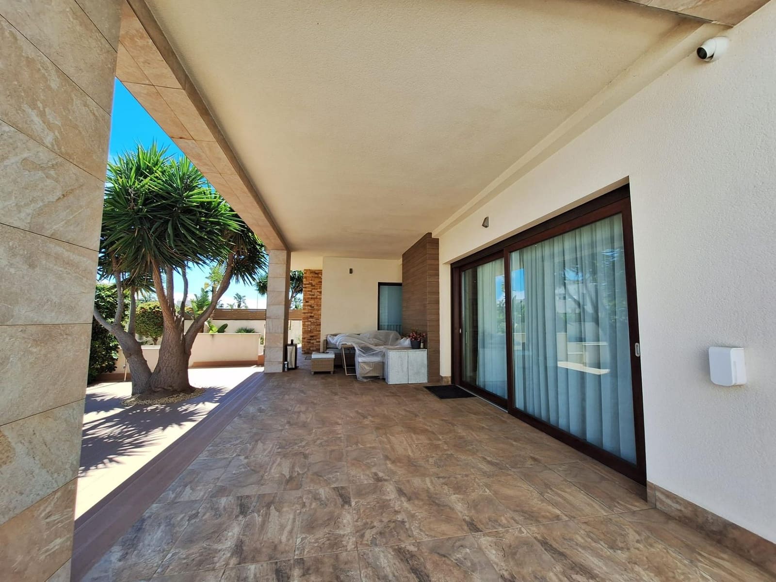 4 soverom Villa til salgs i Torrevieja med svømmebasseng garasje - € 1 050 000 (Ref: 9780558)