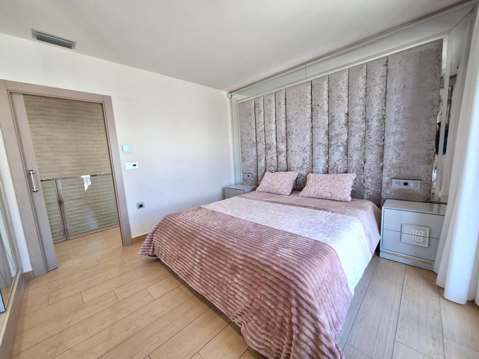 4 soverom Villa til salgs i Torrevieja med svømmebasseng garasje - € 1 050 000 (Ref: 9780558)