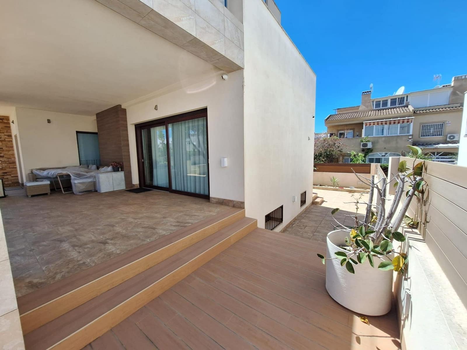 4 soverom Villa til salgs i Torrevieja med svømmebasseng garasje - € 1 050 000 (Ref: 9780558)