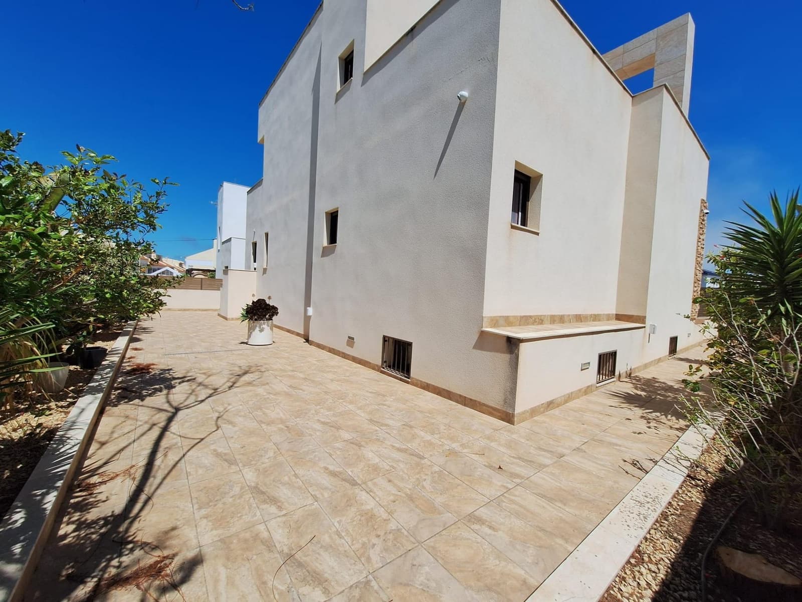 4 soverom Villa til salgs i Torrevieja med svømmebasseng garasje - € 1 050 000 (Ref: 9780558)