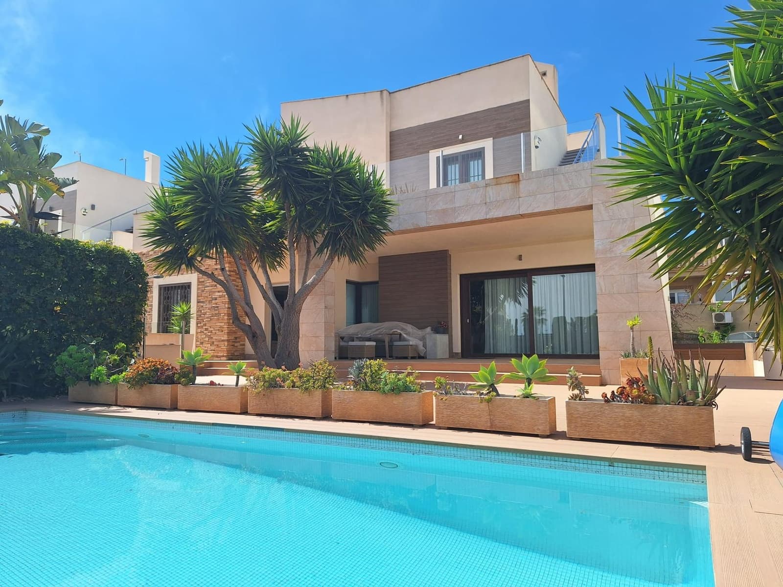 4 soverom Villa til salgs i Torrevieja med svømmebasseng garasje - € 850 000 (Ref: 9780558)