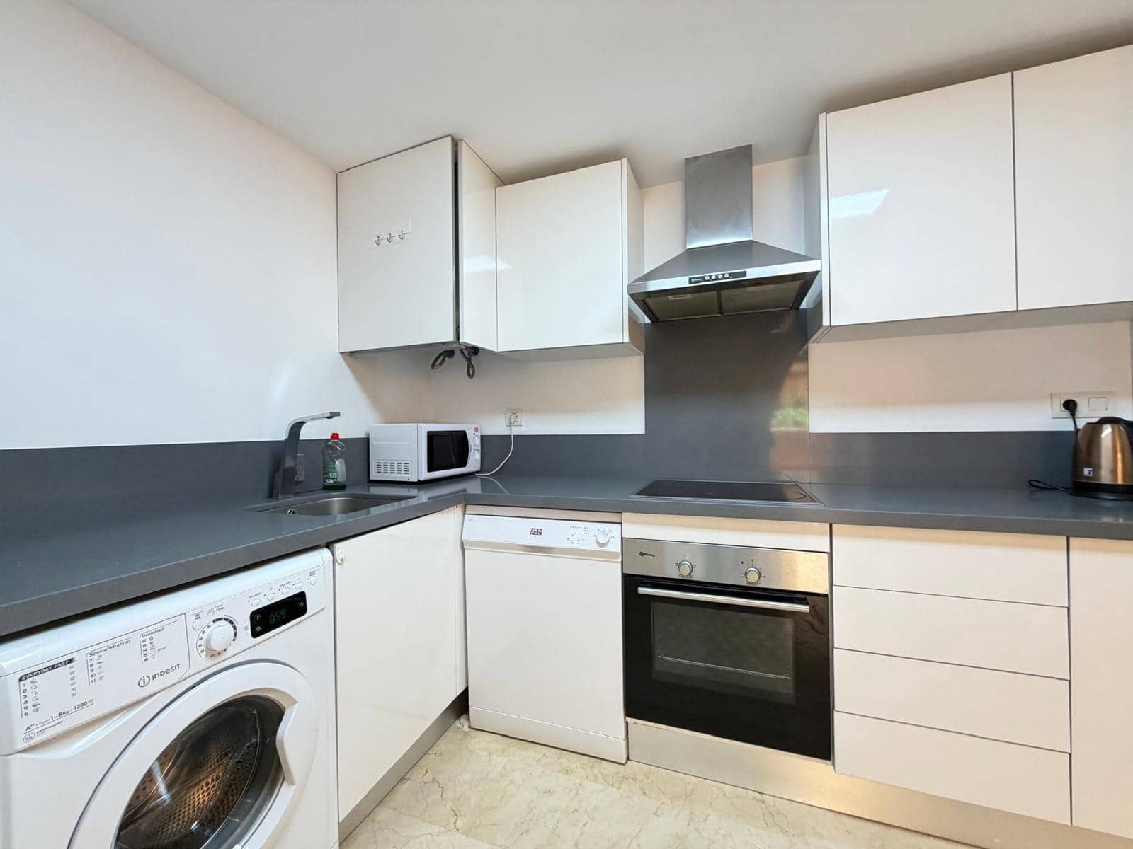 3 chambre Appartement à vendre à Punta Prima avec piscine garage - 289 000 € (Ref: 9782991)