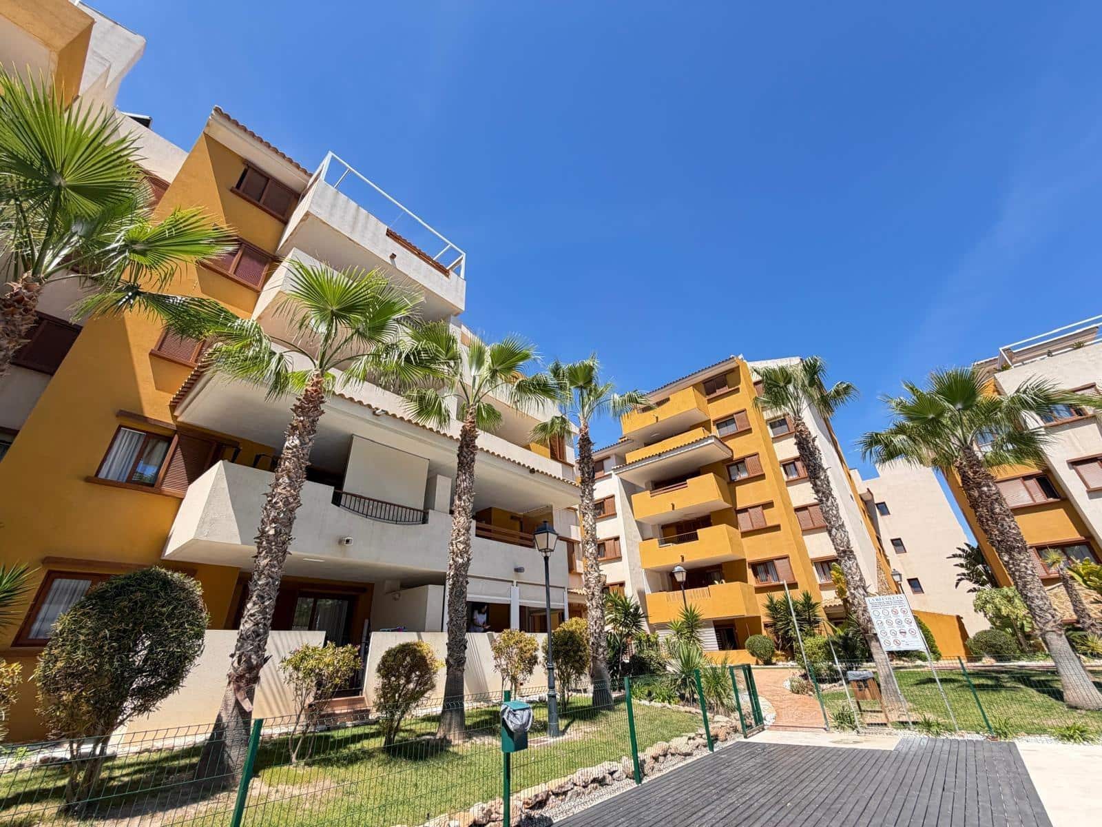 3 chambre Appartement à vendre à Punta Prima avec piscine garage - 289 000 € (Ref: 9782991)