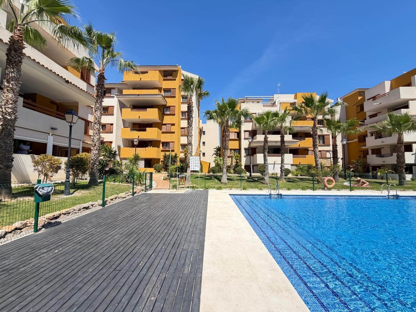 3 chambre Appartement à vendre à Punta Prima avec piscine garage - 289 000 € (Ref: 9782991)