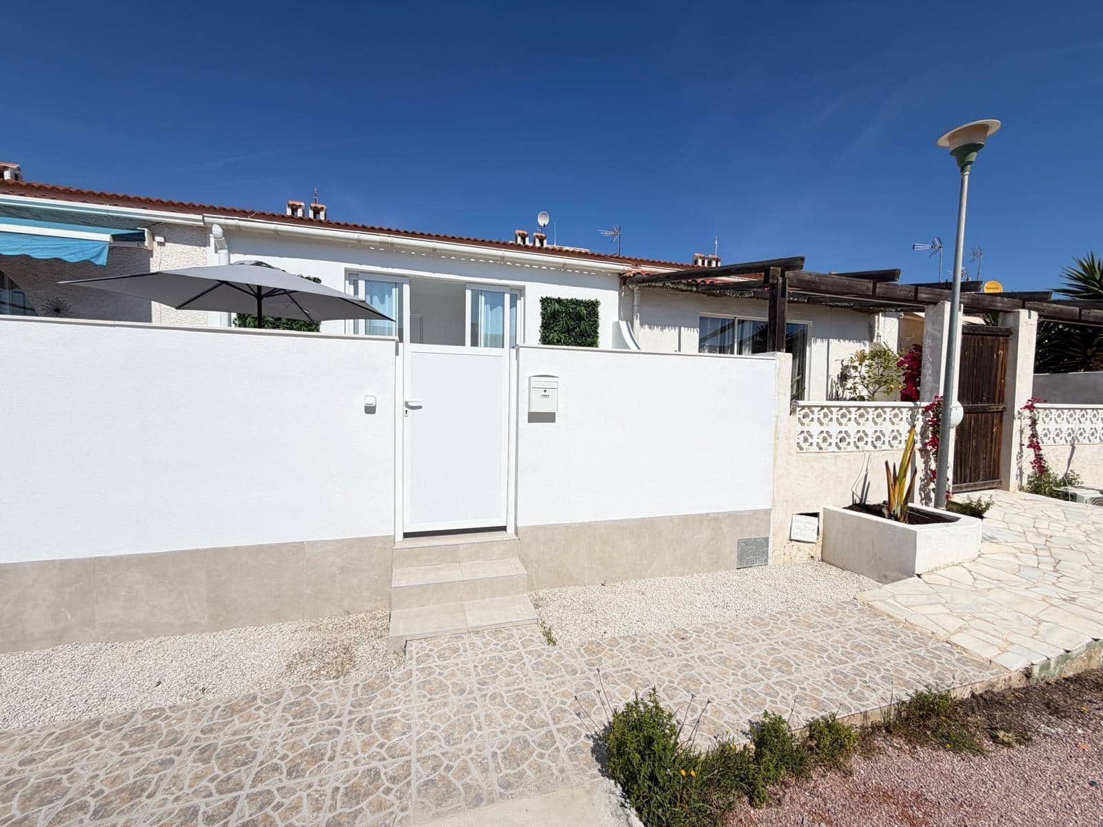 2 soverom Rekkehus til salgs i Torrevieja - € 159 900 (Ref: 9782992)