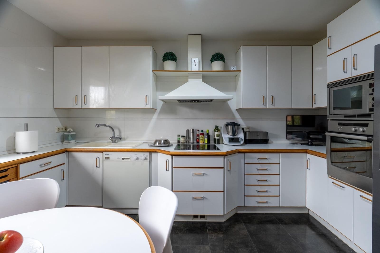 6 bedroom Semi-detached Villa for sale in Madrid city with pool garage - € 1,420,000 (Ref: 9867026)