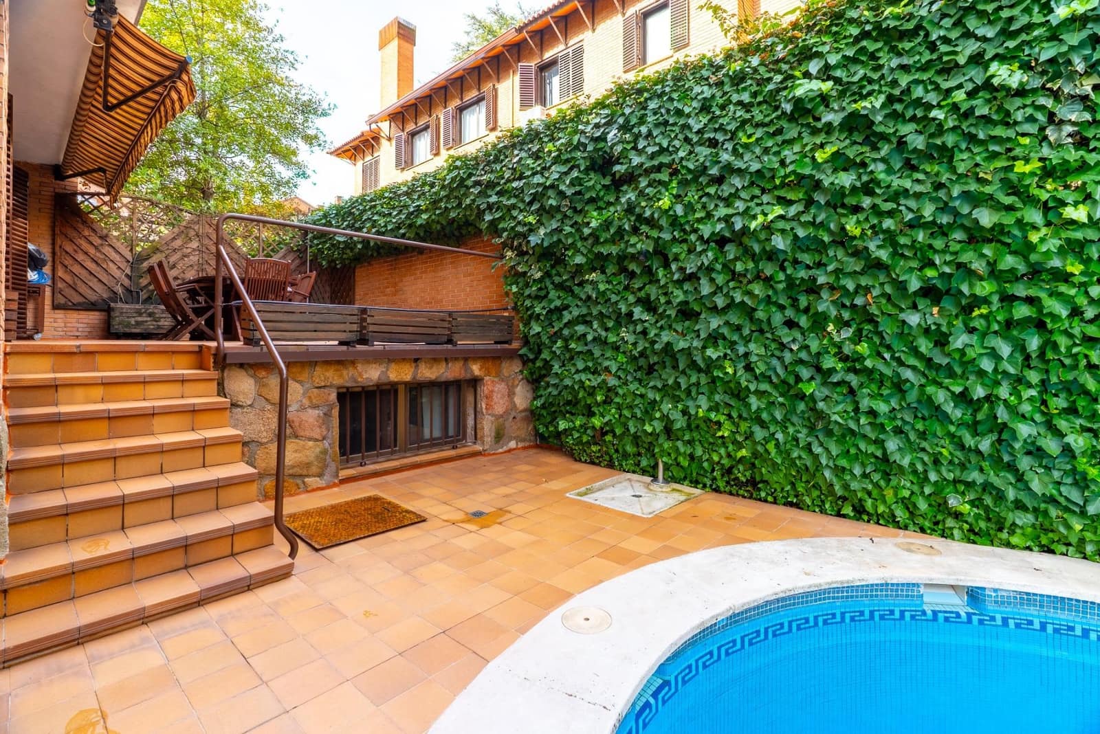 6 bedroom Semi-detached Villa for sale in Madrid city with pool garage - € 1,420,000 (Ref: 9867026)